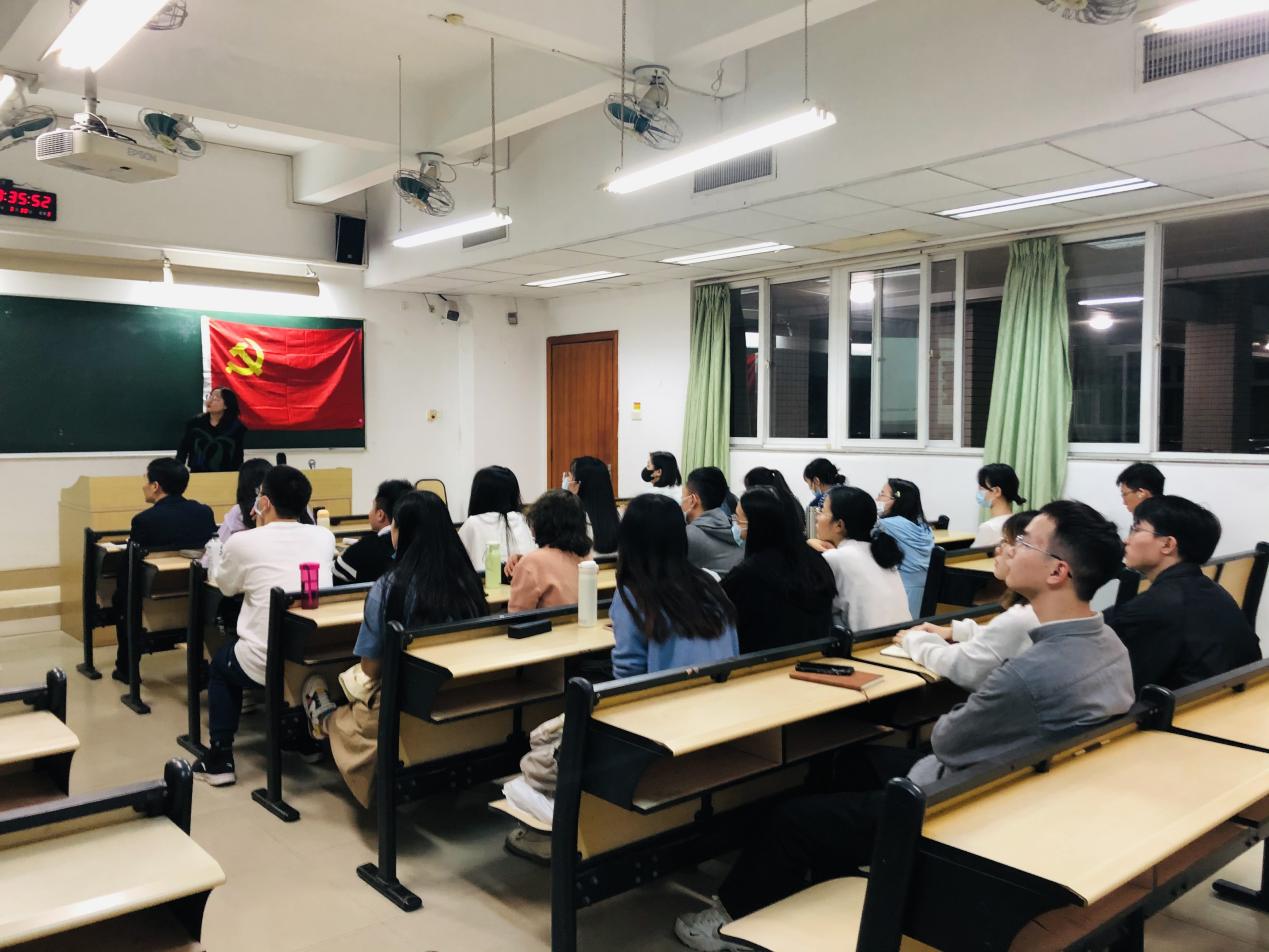 2-与会同志认真听讲