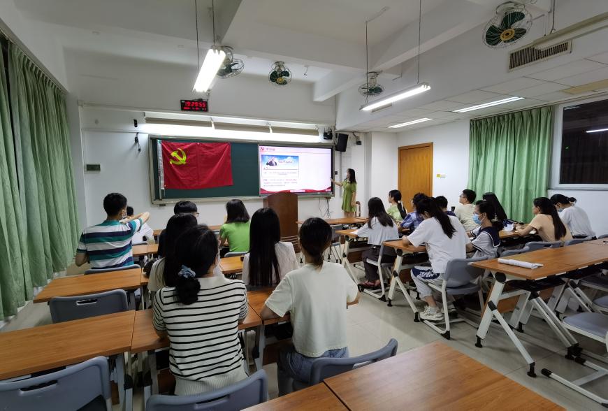 2-与会党员认真学习